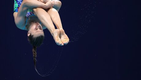 Wasserspringerin Punzel verpasst Geburtstags-Medaille