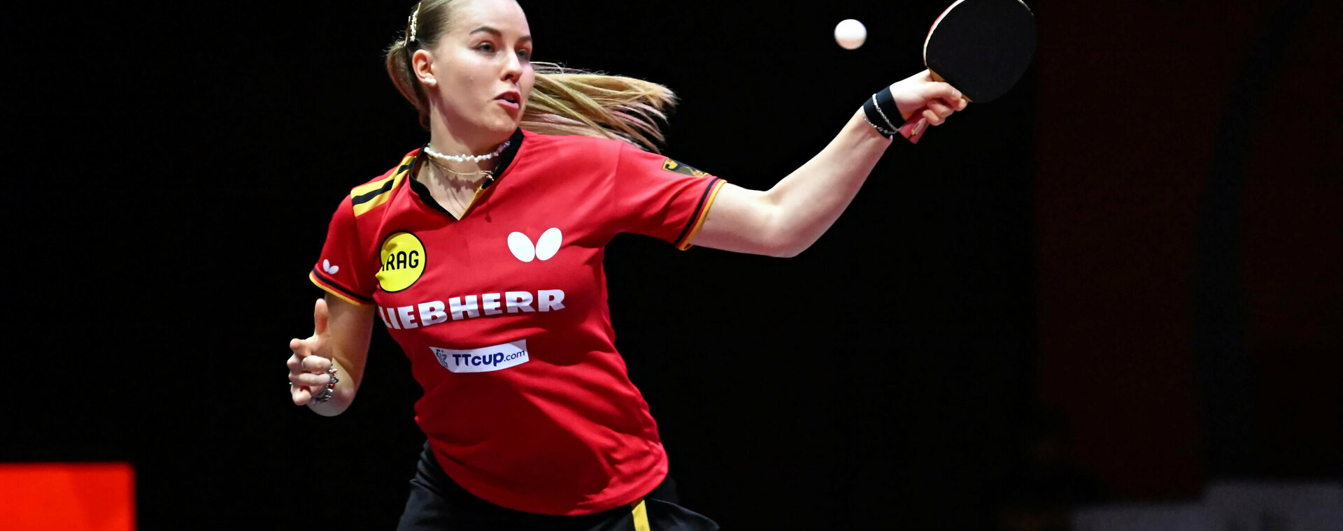 526007813 Bild der deutschen Spielerin Anett Kaufmann, die gerade in einem Ballwechsel steckt und den Ball auf Augenhöhe fest im Blick hat.