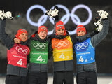 Die Staffel der Biathleten freut sich über Bronze