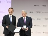 Bundespräsident Gauck mit DOSB-Ehrenmedaille ausgezeichnet