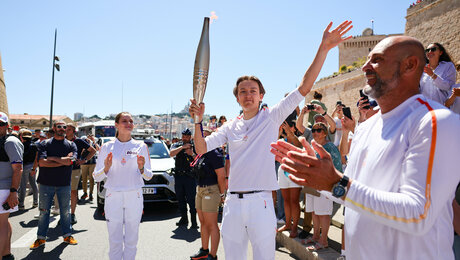 Finn Sonnekalb trägt Olympisches Feuer in Marseille